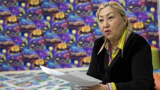 国家学术图书馆负责人达伦比柯夫纳(Munalbayeva Daurenbekovna)在阿斯塔纳国家图书馆讨论新字母(Credit: Taylor Weidman)