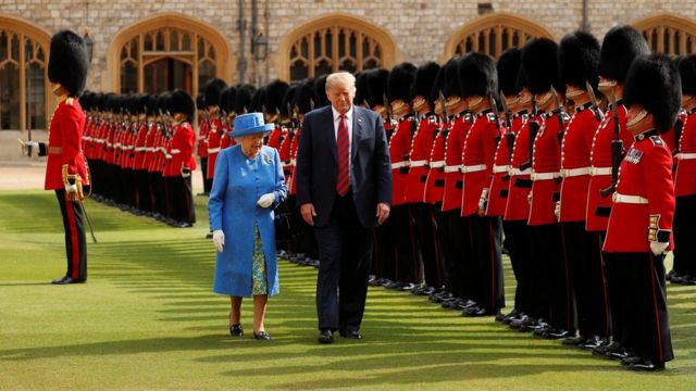Donald Trump y la reina Isabel caminan juntos