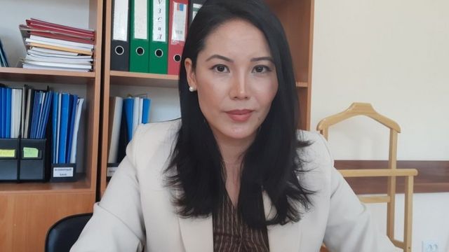 Л. Мамытова: Балким, ырчы болсом, бул мен үчүн жакшы болмоктур. Аткени өзүңүздөр билесиздер чет өлкөлөрдө атайын акча менен ушундай пиарларды уюштуруп, даңазалап, акча тапкан мисалдар бар.