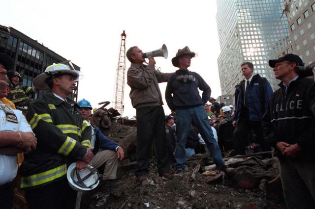 Cựu Tổng thống Bush cùng các nhân viên cứu hỏa sau vụ tấn công 11/9/2001