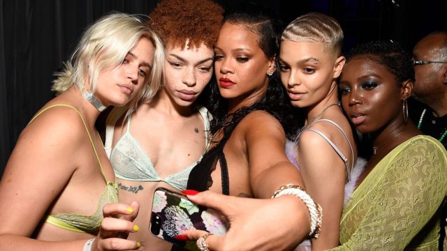Stella Duval, Carissa Pinkston, Rihanna, India Graham et Taylor Gosling posent lors du lancement de la marque mondiale de lingerie de Rihanna, Savage X Fenty at Villain le 10 mai 2018 à New York.