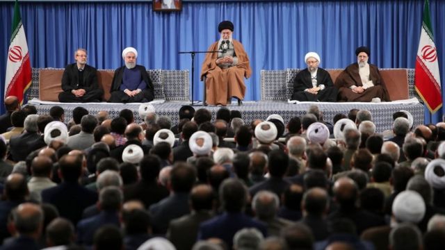 لاریجانی‌ها چهره‌های بانفوذ جمهوری اسلامی محسوب می‌شدند. در این عکس که دو سال پیش گرفته شده، علی لاریجانی به عنوان رئیس مجلس وقت و صادق لاریجانی به عنوان رئیس تشخیص مصلحت نظام در کنار رهبر نشسته‌اند
