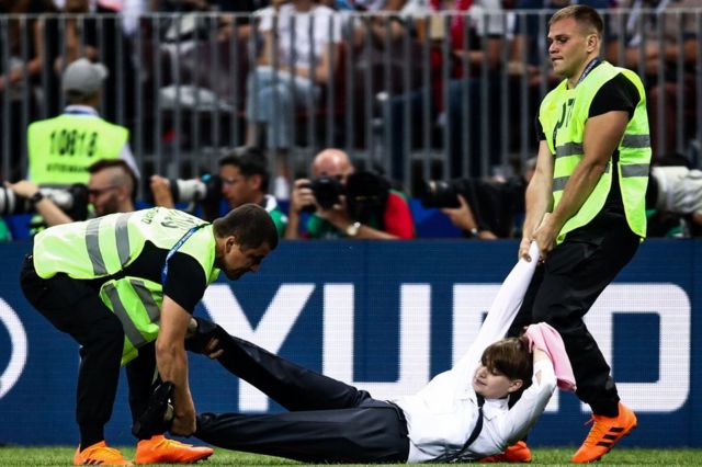 Una mujer irrumpe en la final de fútbol del Mundial de Rusia 2018.