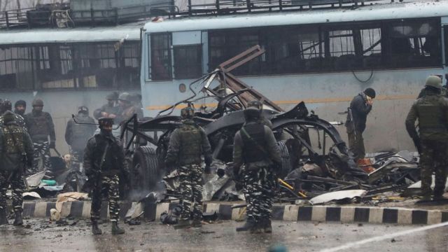 قوات الأمن الهندية تفتش بقايا سيارة عقب هجوم على موكب تابع لقوات الشرطة الاحتياطية التي قُتل فيها ما لا يقل عن 46 جنديا وإصابة آخرين بجروح.