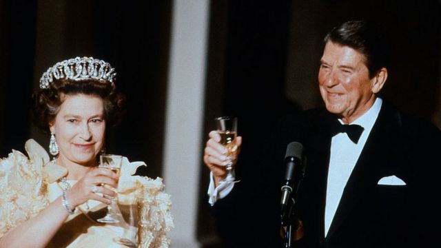 1983年の訪米でサンフランシスコでの晩餐会に出席する故エリザベス英女王と、ロナルド・レーガン米大統領