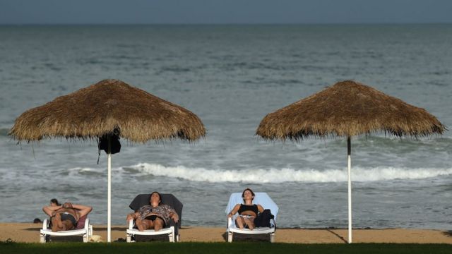 Turistas relajados en una playa en Sri Lanka