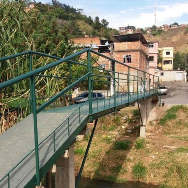 Puente construido por la población del municipio Barra Mansa