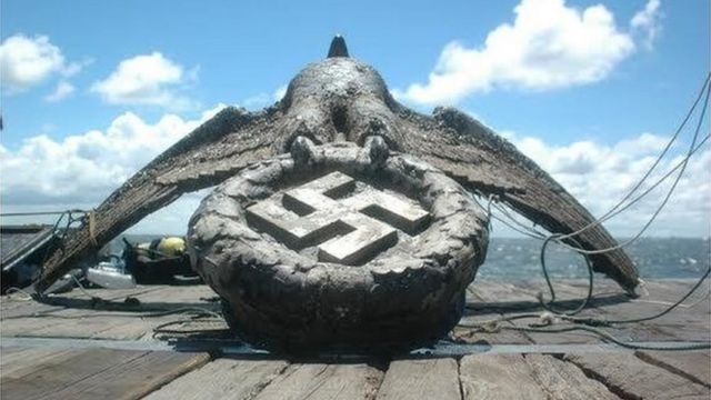 Águia de bronze com uma suástica que o navio Graf Spee carregava na popa