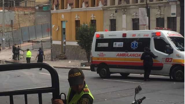 Ambulancias en el lugar de la explosión en Bogotá, Colombia.