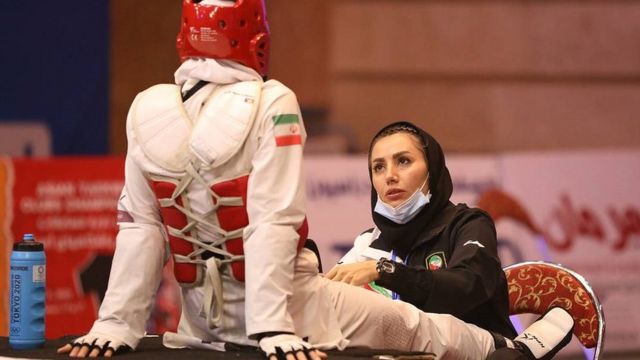 مهرو کمرانی در حال صحبت با یکی از بازیکنان ایران