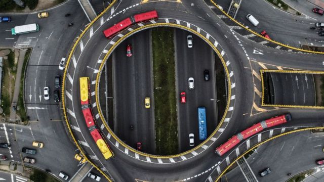 Vista aérea de una autopista en Bogotá