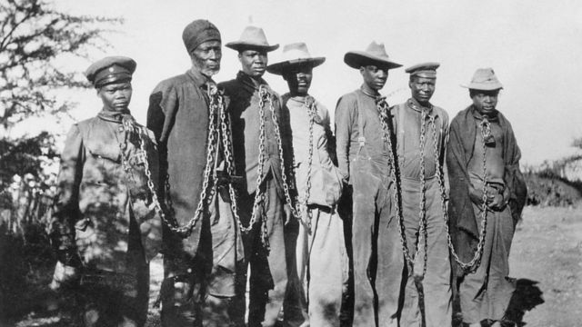 Rébellion Ovaherero, captifs enchaînés vus dans une image d'archive de 1904-5