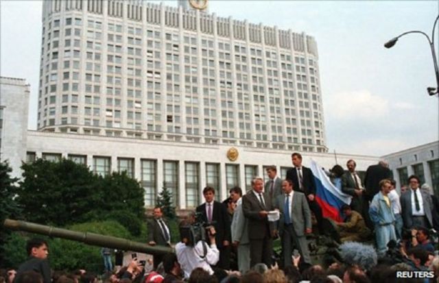 Boris Yeltsin nói chuyện trên xe tăng tháng Tám năm 1991 để dẹp tan vụ đảo chính ông Gorbachev