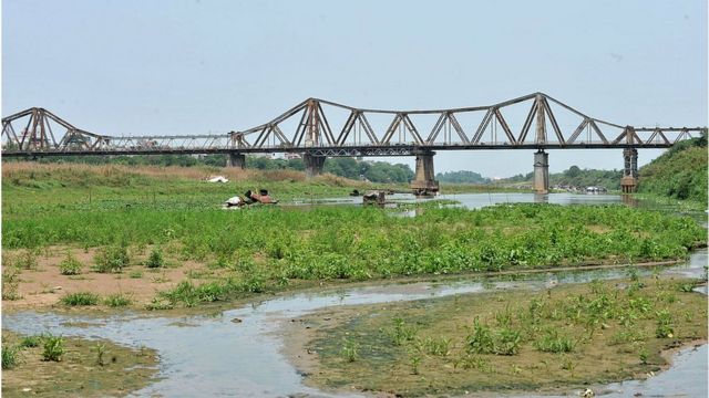 Cầu Long Biên bắc qua sông Hồng có chiều dài 1.600m được xây dựng từ thời Pháp