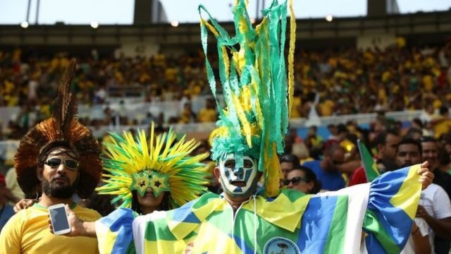 Torcedores assistem à equipe feminina de futebol contra a Suécia no Maracanã