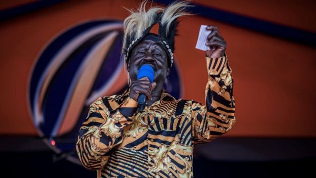 مرشح حزب أزيميو لا أوموجا الكيني (حزب ائتلاف واحد في كينيا) الرئيسي رايلا أودينغا، مرتديا قبعة لوو التقليدية، يخاطب الجمهور خلال تجمع انتخابي في ملعب جومو كينياتا الدولي في كيسومو، في 4 أغسطس/آب 2022