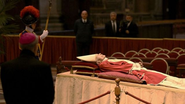 Прощання з Бенедиктом XVI у Соборі Святого Петра