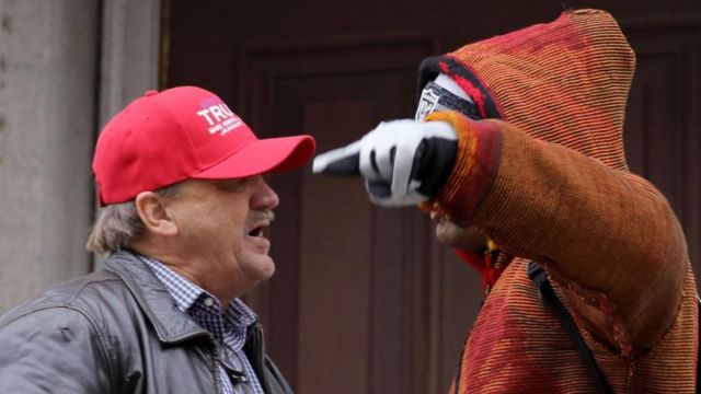 Un simpatizante de Trump y un manifestante discuten.