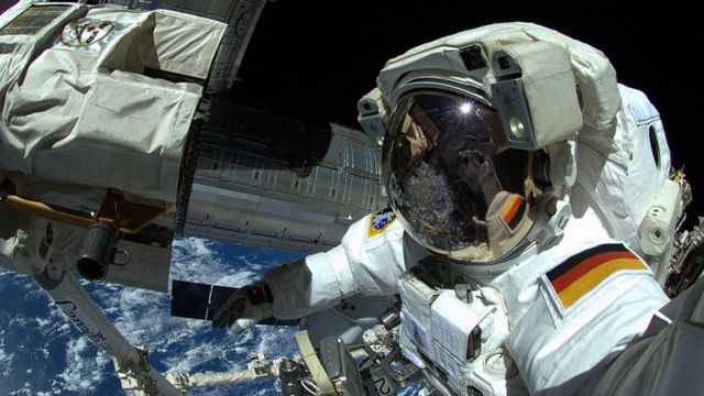 Un astronauta alemán durante un paseo espacial en la EEI.