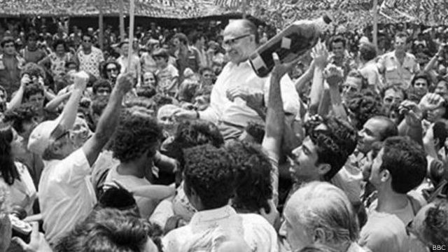 इसराइल में भीड़ के साथ ख़ुशियां मनाते विपक्ष के नेता बेगिन मेनाचिम