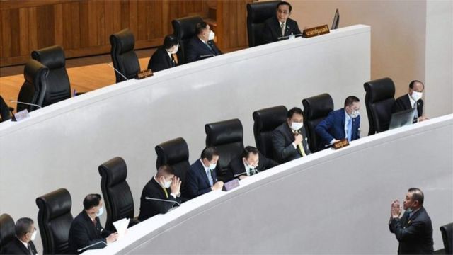 ร.อ. ธรรมนัส รับไหว้นายวิรัช รัตนเศรษฐ ประธานวิปรัฐบาล ที่มาขอบคุณบรรดา ครม. หลังเสร็จศึกอภิปรายไม่วางใจเมื่อ 20 ก.พ. 2564