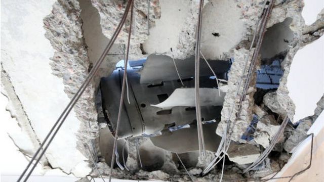 آثار الدمار الذي لحق بأحد المباني السكنية في مدينة خاركيف.