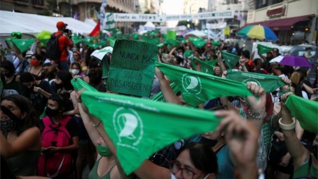 Yeşil bandana bütün kıtada kürtaj yasağının kaldırılması mücadelesinin sembolü haline geldi