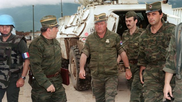 Ratko Mladic junto a otros militares