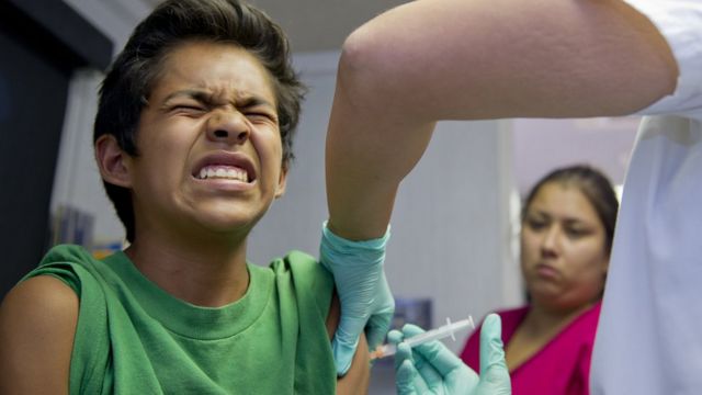 Un niño recibe una vacuna