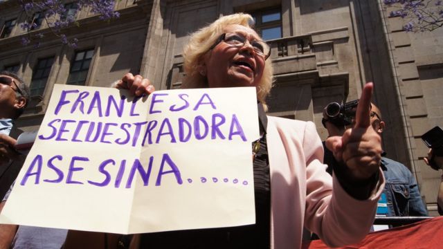 Manifestantes contra la liberación de Florence Cassez