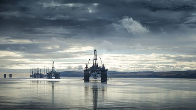 Plataformas petrolíferas frente a la costa de Invergordon en Escocia.