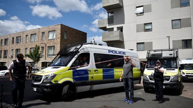 Polisi yitwaje intwaro iri gusaka amazu ahitwa Barking mu burasirazuba bwa London
