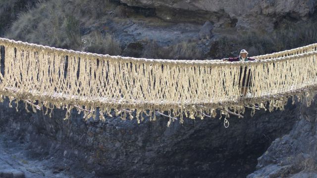 Perú: la técnica que mantiene vivo el el último puente inca en uso con al menos 6 siglos de antigüedad - BBC News Mundo