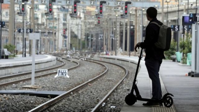 пассажир на перроне в Ницце