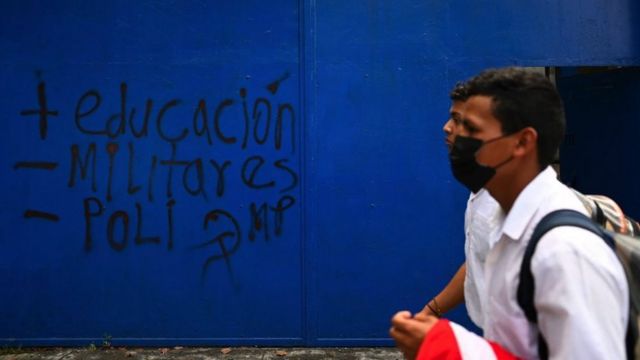 Pintada contra militares en El Salvador