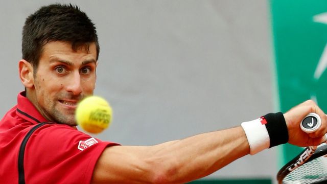 Novak Djokovic devuelve un revés