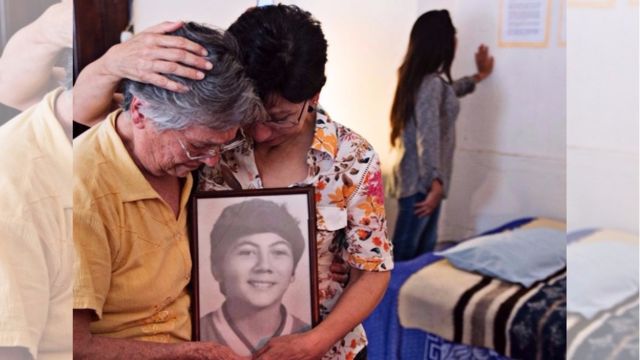 Doña Emma Theissen junto a una foto de su hijo (Foto: Prensa Comunitaria)
