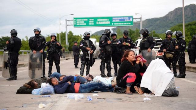 Policía de El Salvador cortando el paso a los migrantes hondureños.