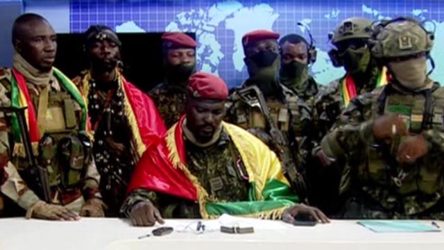 Гвинейские военные на телевидении объявляют о перевороте