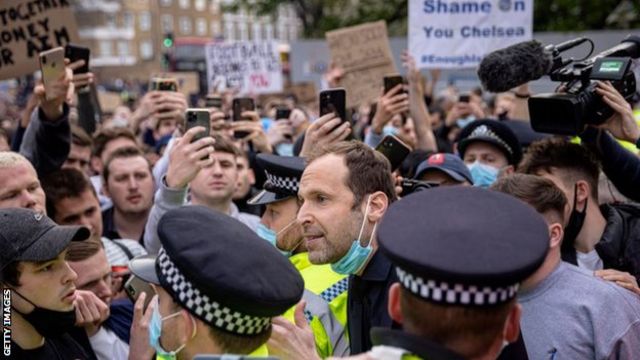 Chelsea legend Petr Cech pleaded with fans to disperse outside the ground