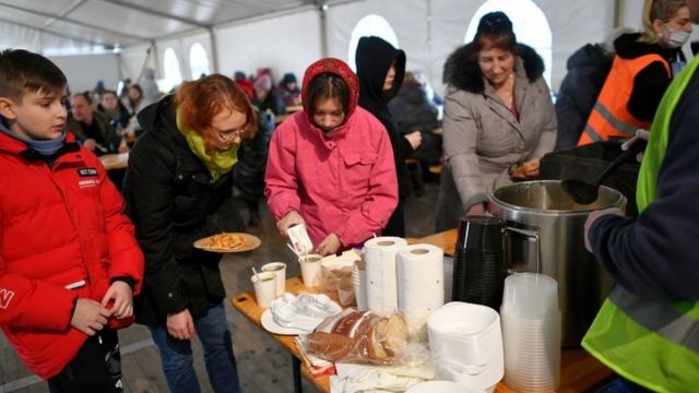 华沙火车站的难民食品供应点