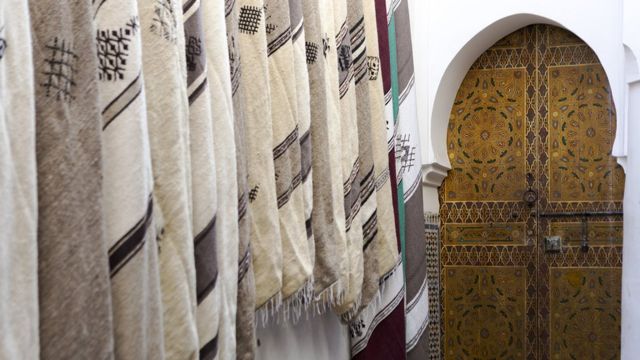 Una puerta en la medina de Fez, Marruecos.