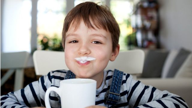 Специалисты предупреждают: мы не должны полагать, что эти альтернативы заменят детям натуральное молоко