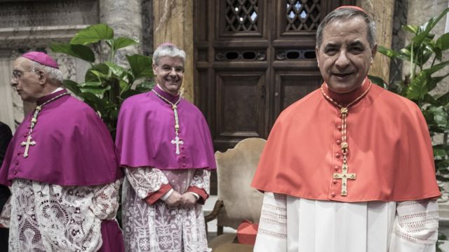 Il cardinale Giovanni Angelo Becciu posa dopo la cerimonia del concistoro guidata da papa Francesco per insediare 14 nuovi cardinali nella Basilica di San Pietro il 28 giugno 2018