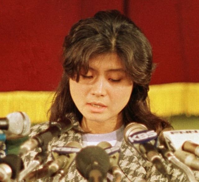 Bà Kim Hyon-hui, nữ điệp viên Bắc Hàn làm nổ tung máy bay Nam Hàn năm 1987, thú tội trong một cuộc họp báo ở Seoul, Nam Hàn tháng 1/1988.