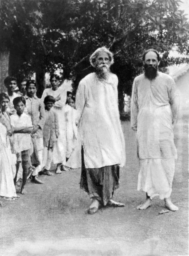 শান্তিনিকেতনে ব্রহ্মচর্যাশ্রম নামে একটি স্কুল স্থাপন করেছিলেন রবীন্দ্রনাথ। সেই স্কুল স্থাপনের কিছুকাল পরের ছবি। (১৯০১ সাল)