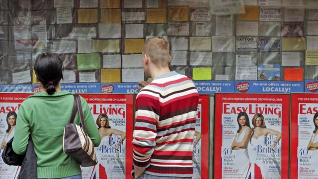 Trabalhadores poloneses buscam ofertas de emprego em Londres