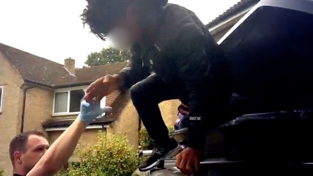 صبي مصري يصل إلى بريطانيا مختبئا في صندوق سيارة قادمة من فرنسا Bbc News عربي