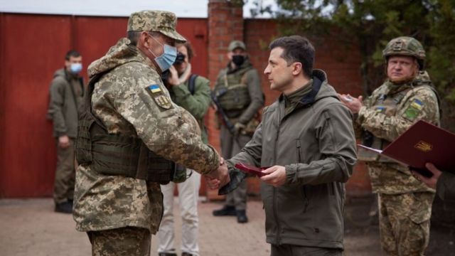 Soldado ucraniano cumprimenta presidente do país, Volodymyr Zelenskyy
