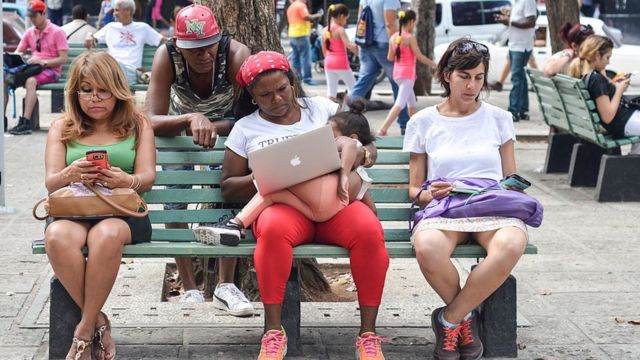 Personas conectadas al wifi en La Habana